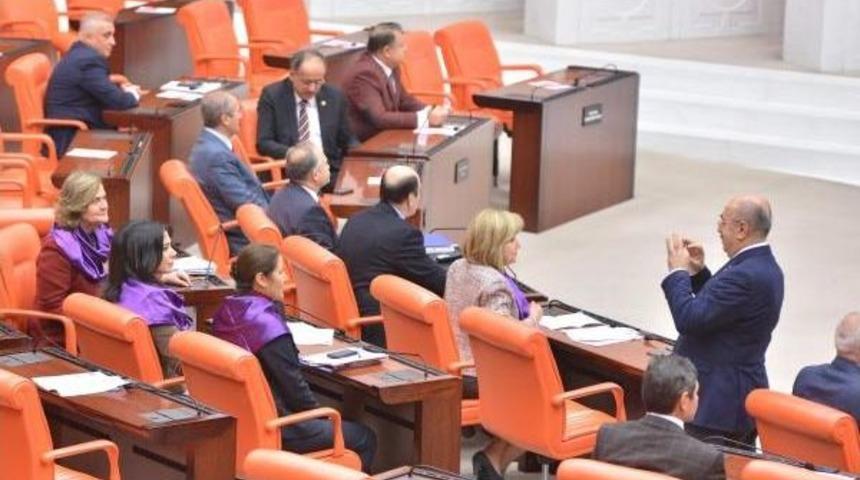 YAKALARINA 'KADIN KATLİAMI VAR' YAZISI ASTILAR