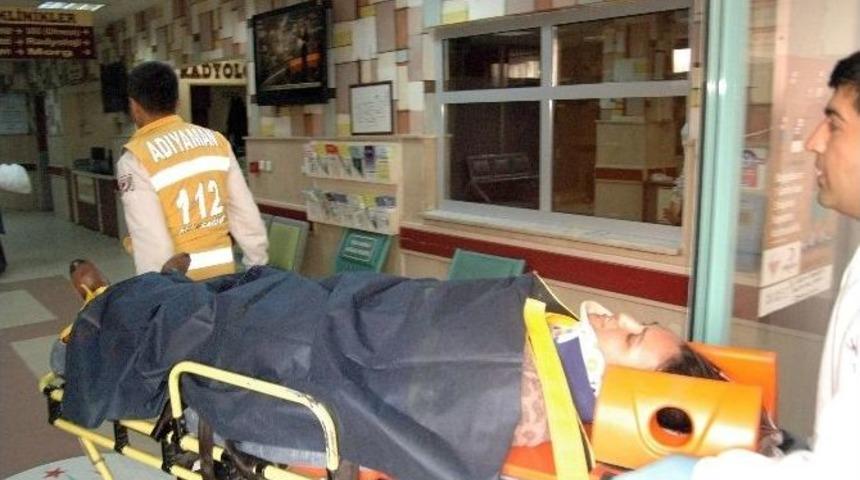 Otomobil İle Yolcu Minib&uuml;s&uuml; &Ccedil;arpıştı: 3 Yaralı