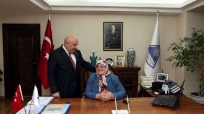 Rekt&ouml;r G&ouml;n&uuml;ll&uuml;, İlkokul &Ouml;ğretmeni G&ouml;ku&ccedil;&rsquo;u Misafir Etti