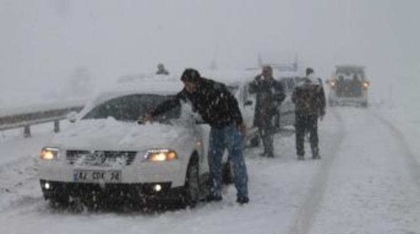 Ermenek&rsquo;te Kar Yağışı Hayatı Fel&ccedil; Etti