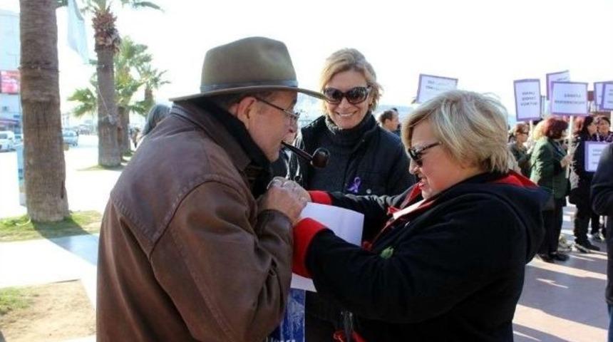 Ayvalık&rsquo;ta "25 Kasım Kadına Y&ouml;nelik Şiddete Karşı Uluslararası M&uuml;cadele Ve Dayanışma G&uuml;n&uuml;"