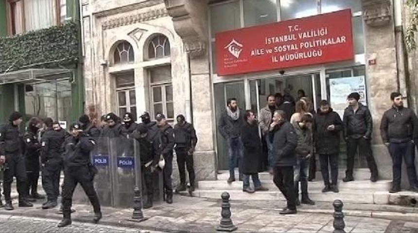 AİLE VE SOSYAL POLİTİKALAR MÜDÜRLÜĞÜ ÖNÜNE “SORU İŞARETİ"