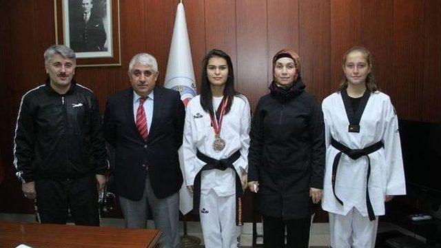 Sorgun Belediye Başkanı Ahmet Şimşek Başarılı Sporcuyu Ödüllendirdi