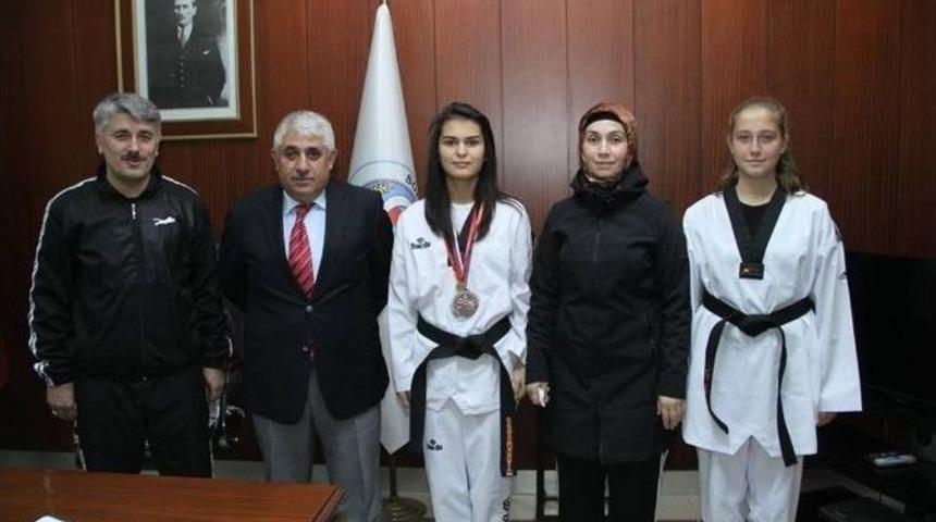 Sorgun Belediye Başkanı Ahmet Şimşek Başarılı Sporcuyu &Ouml;d&uuml;llendirdi