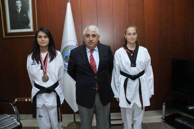 Sorgun Belediye Başkanı Ahmet Şimşek Başarılı Sporcuyu Ödüllendirdi