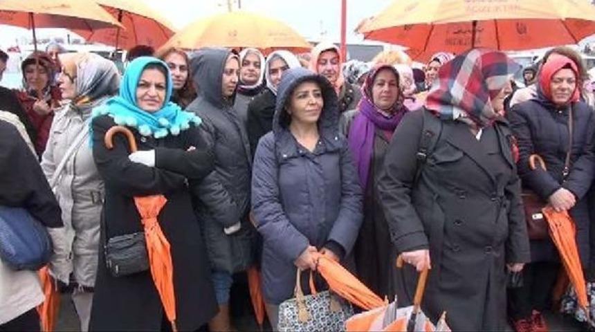 &Uuml;SK&Uuml;DAR'DA KADINLAR ŞİDDETE KARŞI Y&Uuml;R&Uuml;D&Uuml;