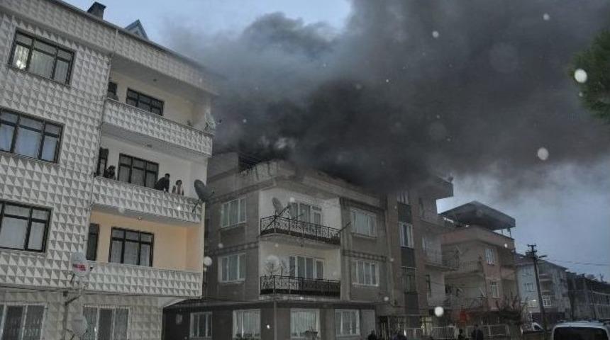 Apartmanın &Ccedil;atısı Alev Alev Yandı