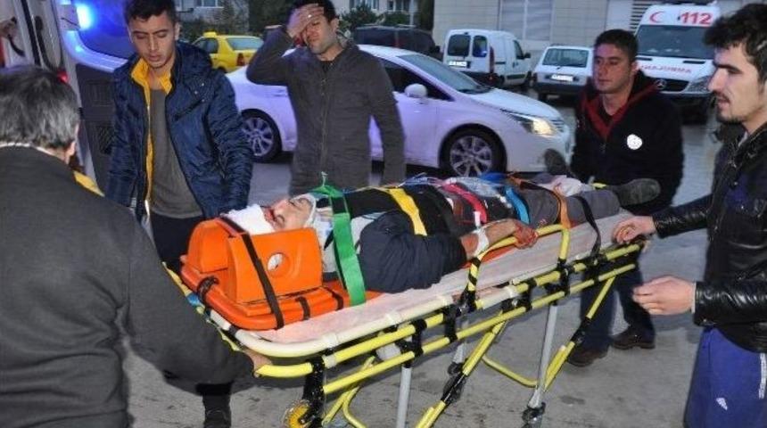 Otomobil Pancar Y&uuml;kl&uuml; Tır&rsquo;ın Altına Girdi: 5 Yaralı