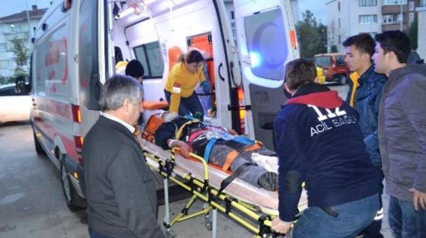 OTOMOBİL, PANCAR Y&Uuml;KL&Uuml; TIR&rsquo;IN ALTINA GİRDİ: 5 YARALI