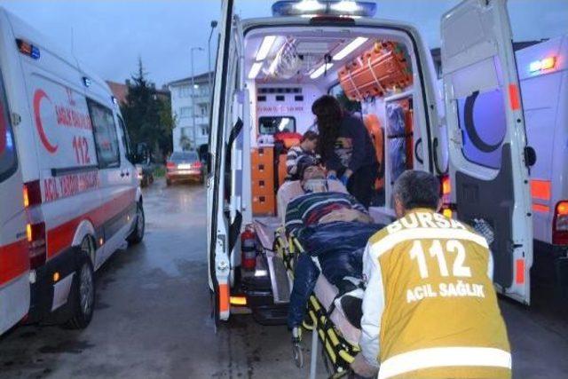 OTOMOBİL, PANCAR YÜKLÜ TIR’IN ALTINA GİRDİ: 5 YARALI