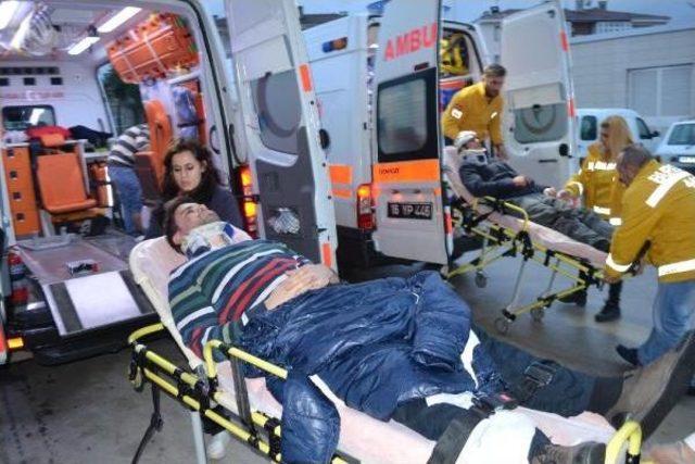 OTOMOBİL, PANCAR YÜKLÜ TIR’IN ALTINA GİRDİ: 5 YARALI