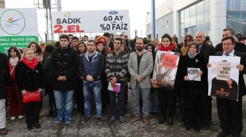 Uşak&rsquo;ta Cinayet Mahallinde Kadına Şiddetle M&uuml;cadele G&uuml;n&uuml; Etkinliği