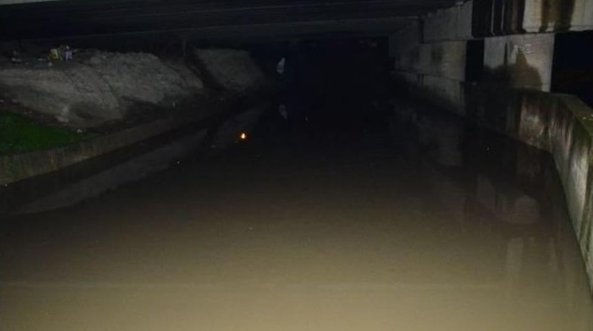 Aracı Sulara G&ouml;m&uuml;l&uuml;nce G&uuml;lme Krizine Girdi