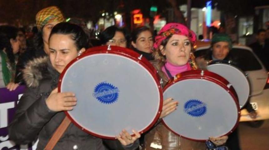 ADIYAMAN'DA KADINLAR DEF VE MEŞALELERLE Y&Uuml;R&Uuml;D&Uuml;