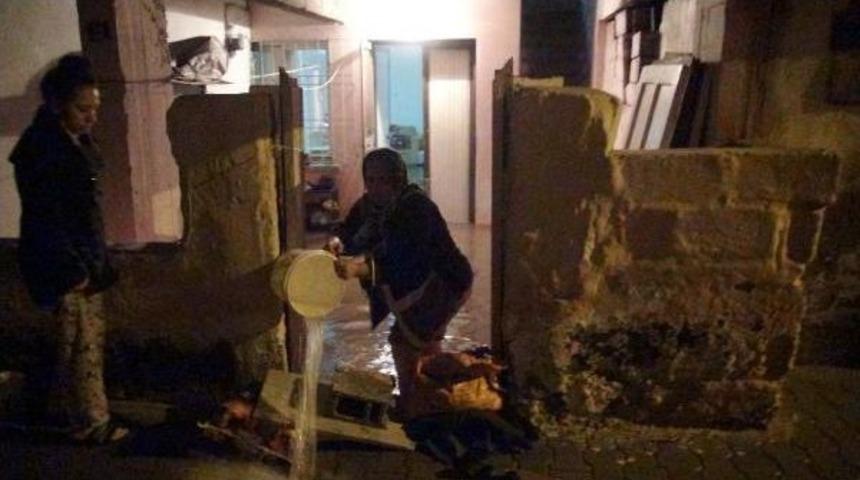 MERSİN'DE SAĞNAK YAĞIŞ SU BASKINLARINA NEDEN OLDU