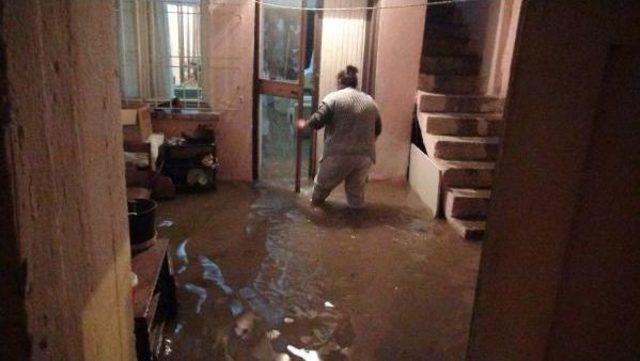 MERSİN DE SAĞNAK YAĞIŞ SU BASKINLARINA NEDEN OLDU 1