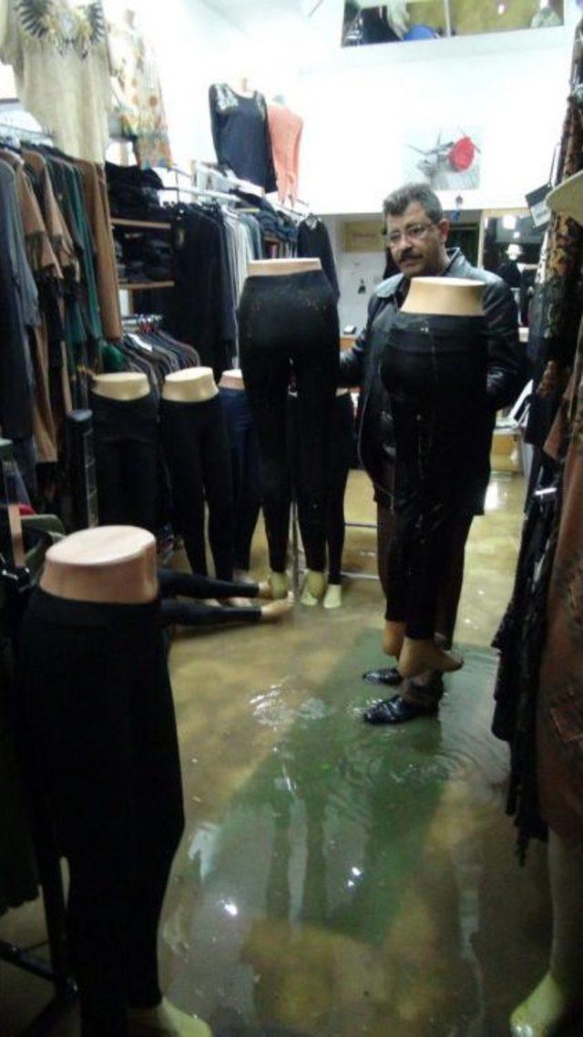MERSİN DE SAĞNAK YAĞIŞ SU BASKINLARINA NEDEN OLDU 2