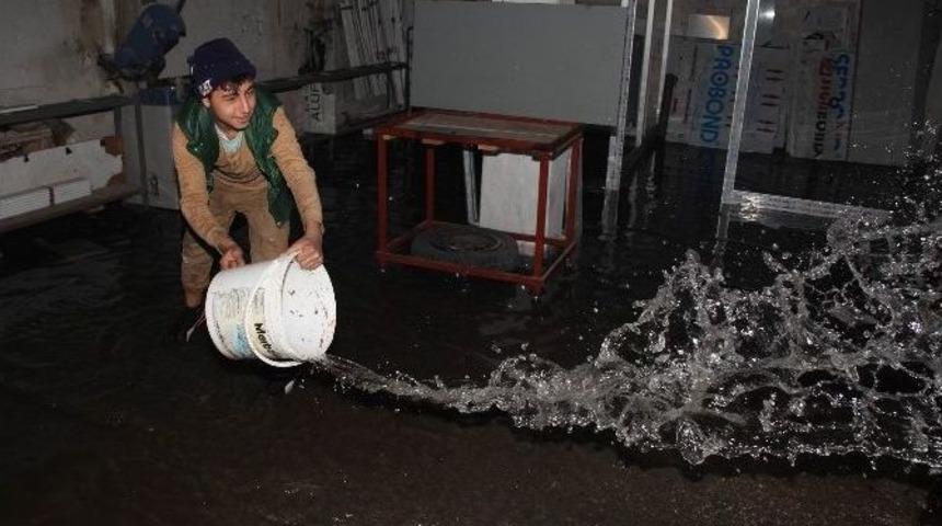 Samsun&rsquo;da Sağanak Yağış Su Baskınına Sebep Oldu