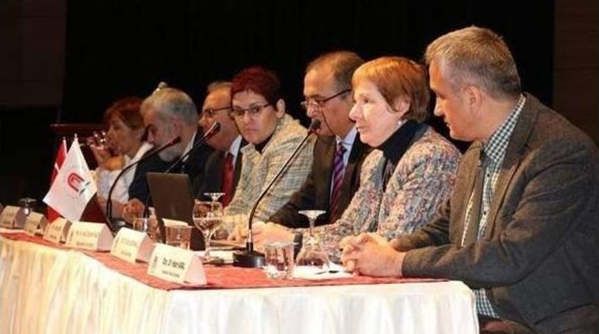 Akademisyenler &Ouml;ğretmen Yetiştirme Politikalarını G&ouml;r&uuml;şt&uuml;