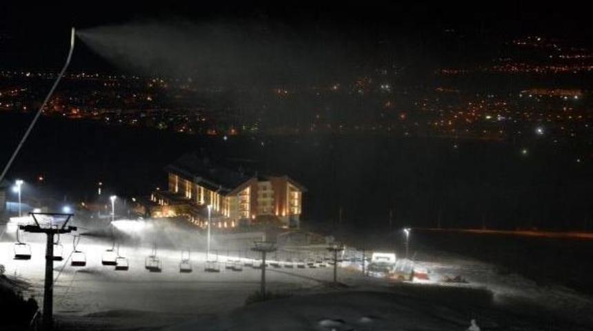 PALAND&Ouml;KEN'DE SUNİ KARLA KAYAK