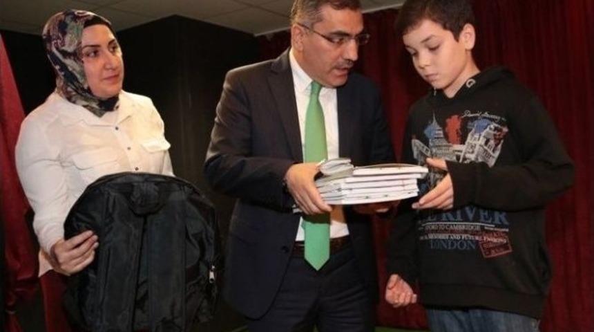 Başkan &Ccedil;elikcan&rsquo;dan 2 Bin &Ouml;ğrenciye Eğitim Seti