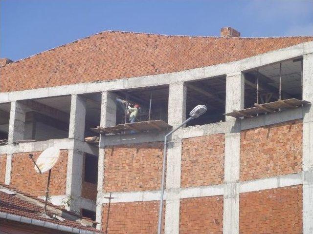 İnşaat İşçileri Tedbirsiz Çalışmaya Devam Ediyor 2