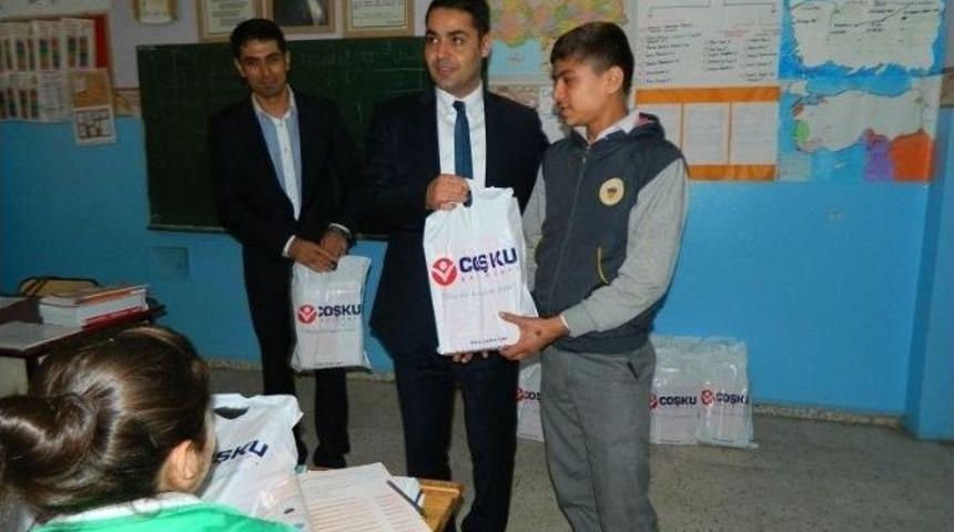 Bin 200 &Ouml;ğrenciye Kitap Seti Dağıtıldı