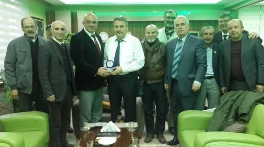 Manisa Lisesi Mezunlarından Başkan &Ccedil;er&ccedil;i&rsquo;ye Plaket