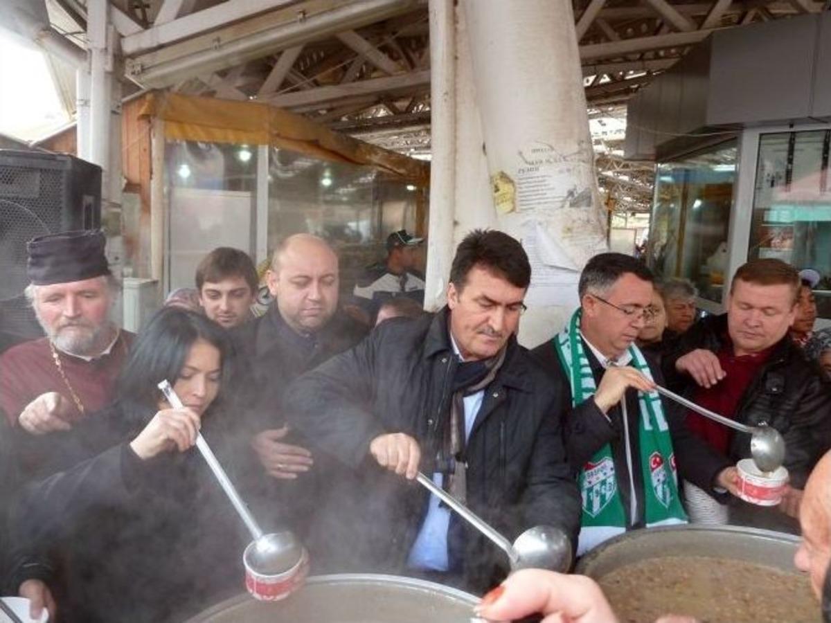 Başkan D&uuml;ndar, Papazla Birlikte Aşure Dağıttı