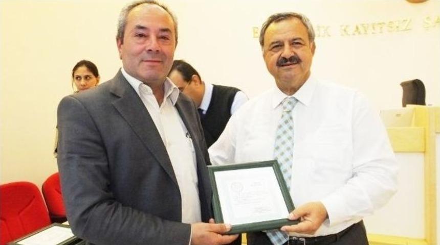 Burhaniye&rsquo;de Kırsal Mahalle Muhtarlarına M&uuml;h&uuml;rleri Dağıtıldı