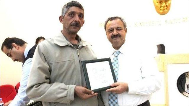 Burhaniye&rsquo;de Kırsal Mahalle Muhtarlarına M&uuml;h&uuml;rleri Dağıtıldı 2