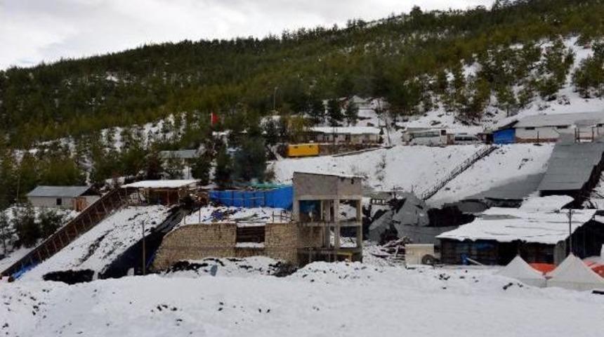 ERMENEK'TE 8 MADENCİNİN ARANDIĞI KÖMÜR OCAĞI KAR ALTINDA