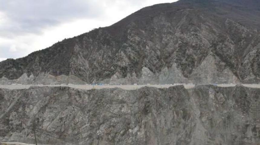 KAYALAR D&Uuml;ŞT&Uuml;, ARTVİN- ERZURUM KARAYOLU 5 SAAT KAPALI KALDI