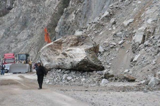 KAYALAR D&Uuml;ŞT&Uuml;, ARTVİN- ERZURUM KARAYOLU 5 SAAT KAPALI KALDI 1