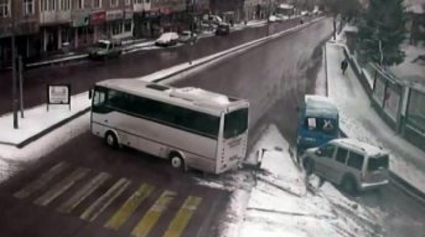 Erzurum&rsquo;da Buzlanan Yollar Trafik Kazalarına Neden Oldu