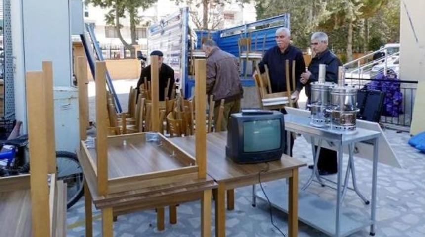 &Ccedil;ALDIKLARI MASA, SANDALYEYİ BIRAKIP KA&Ccedil;TILAR