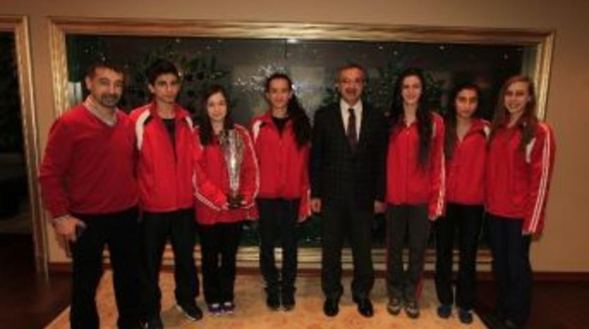 Kupalarını Başkan K&ouml;şker&rsquo;e Getirdiler!