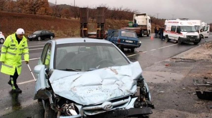 OTOMOBİLLER &Ccedil;ARPIŞTI, 12 YAŞINDAKİ MEHMET &Ouml;LD&Uuml;