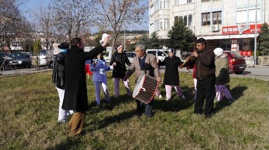 Kıymet Teyze Ve Vatandaşlar Parkın Zaferini Davul Zurnayla Kutladı