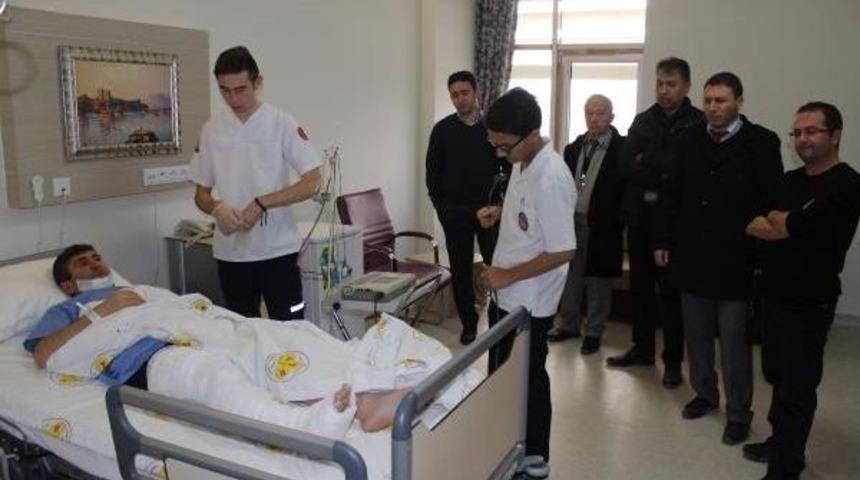 &Ouml;ĞRENCİLERİN D&Ouml;VD&Uuml;Ğ&Uuml; &Ouml;ĞRETMENİN BACAĞI KIRILDI