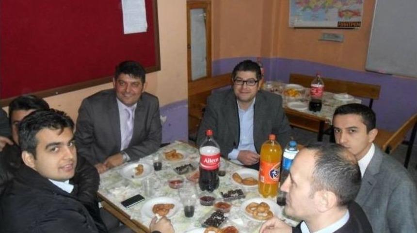 Vefat Eden &Ouml;ğretmenler İ&ccedil;in Lokma Dağıttılar
