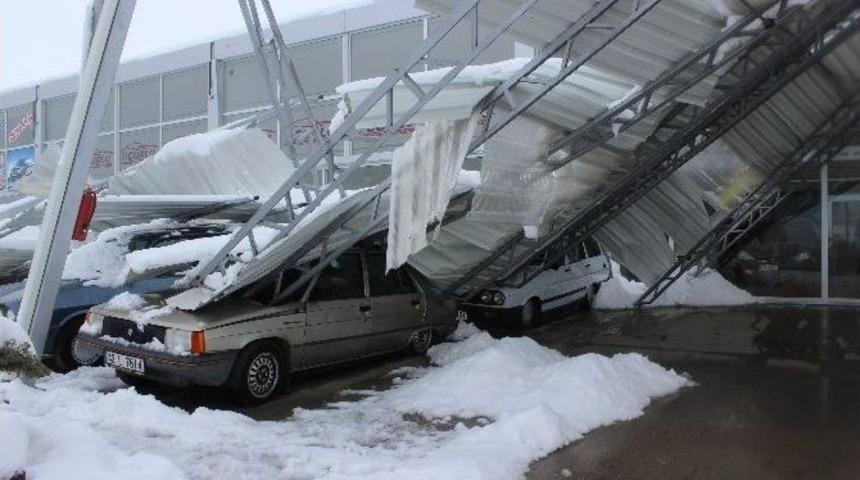 Kar K&uuml;tlesine Dayanamayan Tavan &Ccedil;&ouml;kt&uuml; 20 Ara&ccedil; Hasar G&ouml;rd&uuml;
