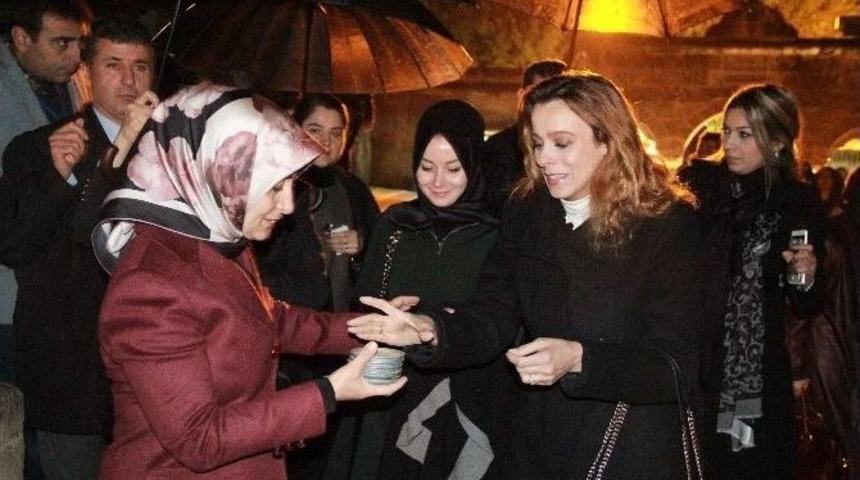 Sare Davutoğlu, Balıklara Yem Attı