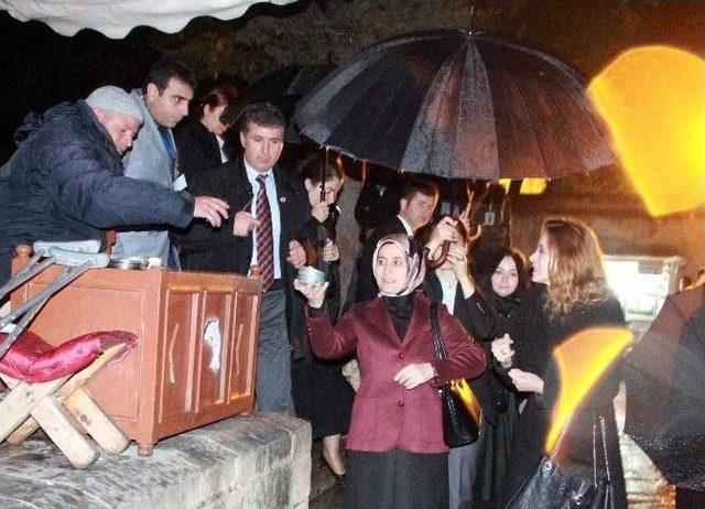Sare Davutoğlu, Balıklara Yem Attı