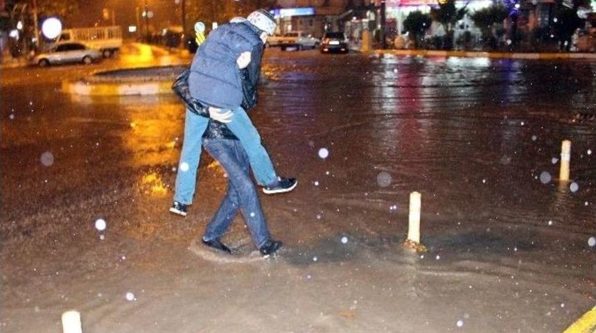 Adıyaman&rsquo;da Sokaklar G&ouml;le D&ouml;nd&uuml;