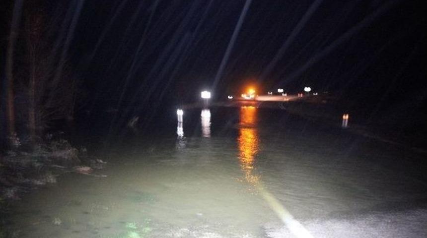 Sinop&rsquo;ta Su Taşkını Yolu Trafiğe Kapattı