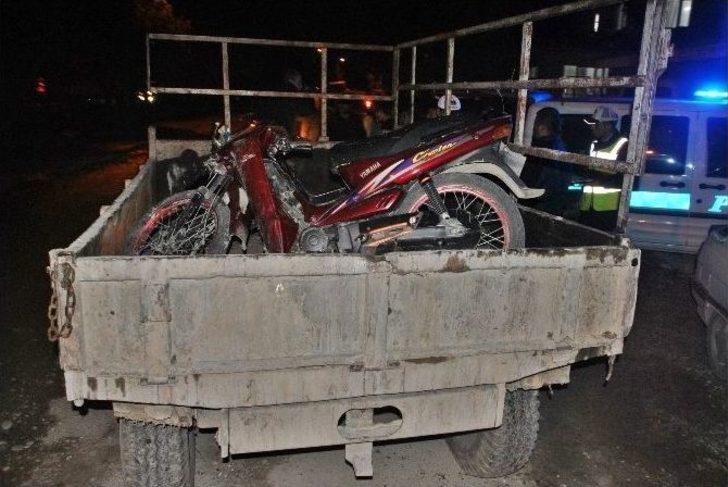 Traktörle Motosiklet Kafa Kafaya Çarpıştı: 2 Yaralı
