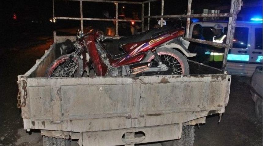 Trakt&ouml;rle Motosiklet Kafa Kafaya &Ccedil;arpıştı: 2 Yaralı