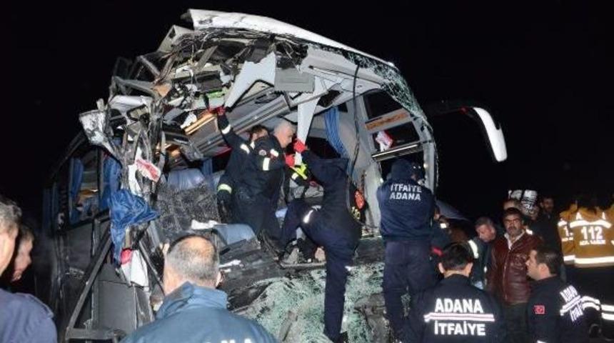 YOLCU OTOB&Uuml;S&Uuml;, TIR'A &Ccedil;ARPTI: 2 &Ouml;L&Uuml;, 12 YARALI