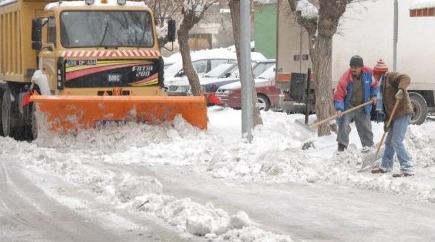 Belediye Ekipleri Karla M&uuml;cadele &Ccedil;alışmalarını S&uuml;rd&uuml;r&uuml;yor
